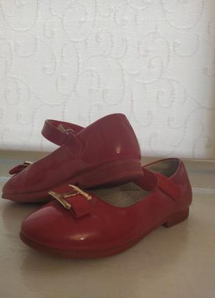 Красные лаковые туфельки для девочки
