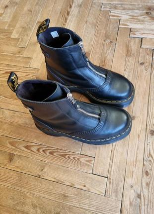 Черные кожаные ботинки на замке на платформе dr. martens jetta5 фото