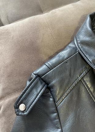 Черная куртка косуха из кожзама4 фото
