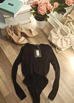 Новий боді з глибоким вирізом prettylittlething