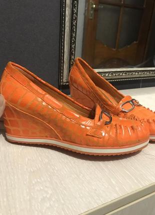 Оранжевые модные туфли кожанные на платформе танкетке1 фото