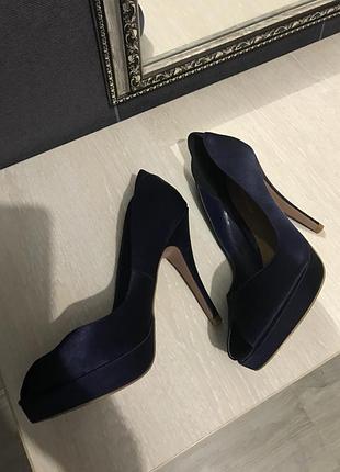 Шикарні сині атласні туфлі на підборах шкіра устілка