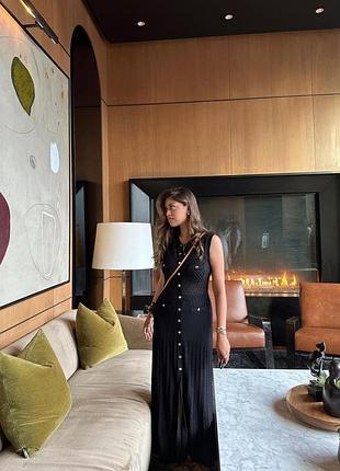 Базовое черное длинное платье клеш без рукавов sandro с перфорациями