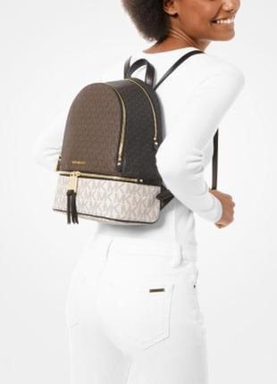 Женский модный городской рюкзак michael kors rhea из монограммной канвы и кожи5 фото