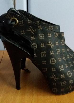 Босоніжки louis vuitton