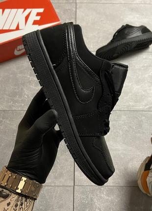 Стильные женские кроссовки nike air jordan 1 low triple black чёрные