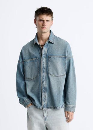Выцветшая джинсовая куртка в синем и голубом цвете свободного кроя zara