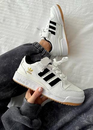 Трендовые женские кроссовки adidas forum low white black gum premium белые с чёрным лого