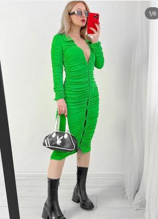Зеленое платье с драпировкой