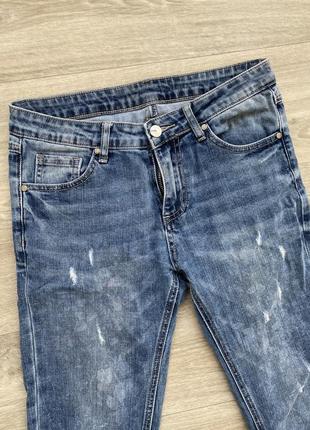 Синие прямые джинсы брюки с поляпанным дизайном5 фото