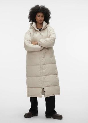 Пуховик-пальто оверсайз на синтепоні молочного кольору від данського бренду vero moda