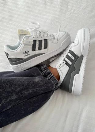 Стильные женские кроссовки adidas forum low white grey premium белые с серым