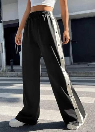 Спортивные штаны в стиле адидас брюки широкие прямые палаццо с разрезами на кнопках заклепках черные серые с лампасами с полосками adidas1 фото