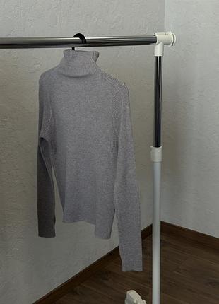 Водолазка с прорезами на рукавах