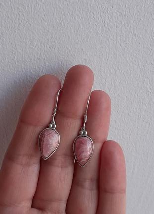 Серебряные серьги с камнем родонит