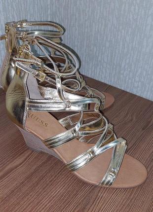 Стильные золотистые босоножки на танкетке guess, 💯 оригинал, молниеносная отправка 🚀⚡