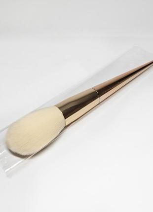 Кисть для нанесения румян и бронзера iconic london ultimate brush set tapered powder brush кисточка7 фото