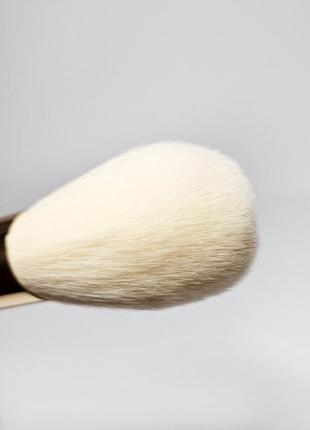 Кисть для нанесения румян и бронзера iconic london ultimate brush set tapered powder brush кисточка5 фото