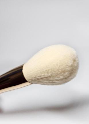 Кисть для нанесения румян и бронзера iconic london ultimate brush set tapered powder brush кисточка6 фото