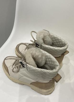 Теплі світлі шкіряні жіночі черевики ботінки на овчинці6 фото