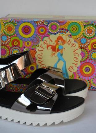 Босоніжки для дівчаток b&g