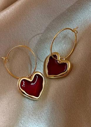 Милые эмалированные серьги в форме сердца цвета бургунди1 фото
