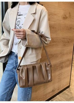 Сумка клатч женская стильная с драпировкой. сумочка модная (светло-коричневая)5 фото