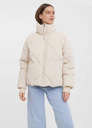 Куртка-пуховик на синтепоні в молочному кольорі від данського боенду vero moda