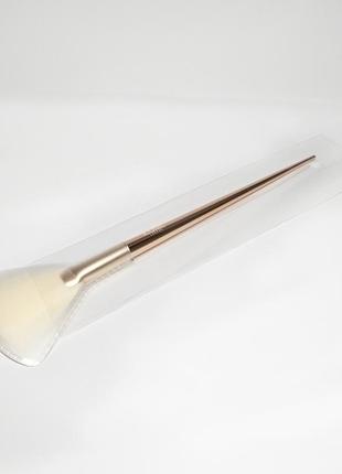 Кисть веерная для нанесения хайлайтера iconic london ultimate brush set flat fan brush кисточка6 фото