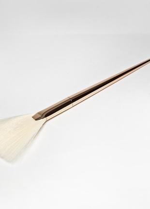 Кисть веерная для нанесения хайлайтера iconic london ultimate brush set flat fan brush кисточка3 фото