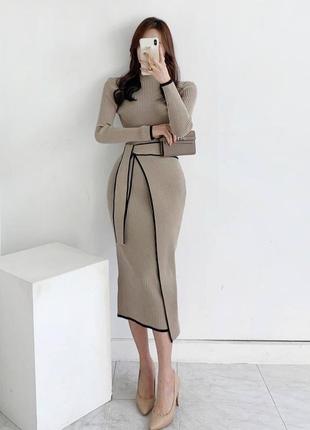 Трикотажна сукня з поясом