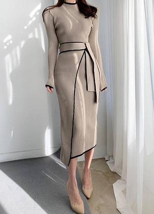 Трикотажна сукня з поясом