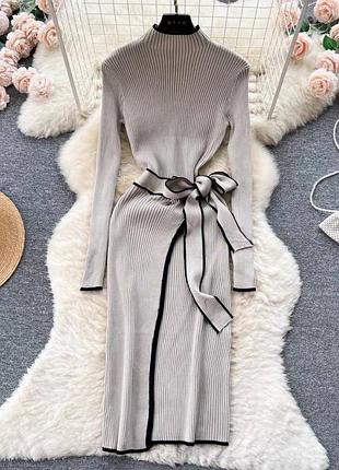 Трикотажна сукня з поясом