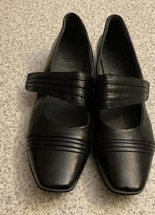 Нові чорні шкіряні зручні туфлі на жіночу ніжку/42/brend caprice