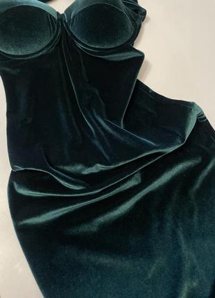 Приталенное платье из приятного материала, красивого изумрудного цвета8 фото