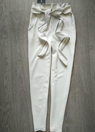 Красивые белые брюки с поясом