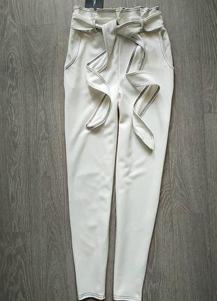 Красивые белые брюки с поясом