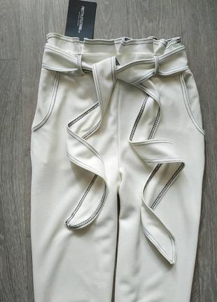 Красивые белые брюки с поясом2 фото