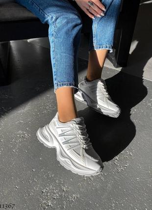 Білі з сірим шкіряні текстильні гумові кросівки на товстій грубій підошві з сіткою в сітку9 фото