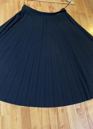 Черная плесерированная юбка из трикотажа2 фото