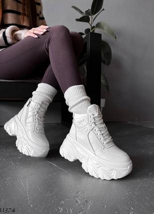 Білі шкіряні зимові високі масивні кросівки на високій масивній грубій підошві платформі зима