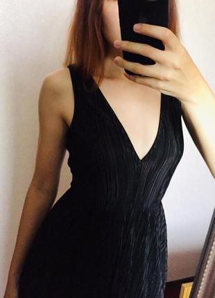 Плиссированное чёрное мини платье открыта спина v вырез3 фото