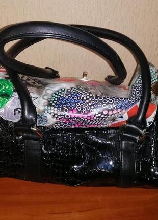 Стильная лакированная женская сумка в форме бочонка4 фото