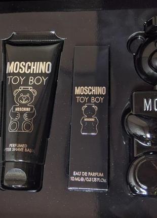 Парфюмерный набор moschino toy boy. новая версия, с бальзамом. оригинал 100%.