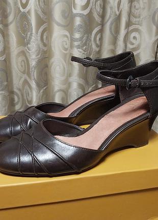 Качественные стильные кожаные брендовые туфли clarks