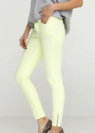 Крутые белые джинсы брендовые с неоновым леопардовым принтом malene birger