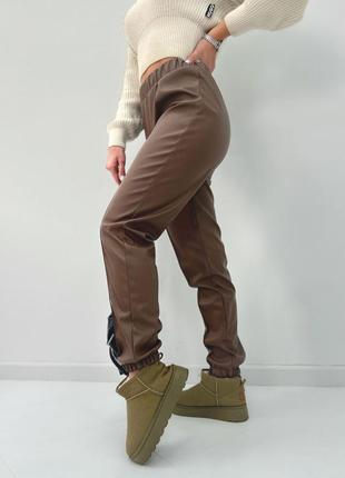 Жіночі теплі штани з екошкіри джогери на флісі утеплені на флісі шкіряні весна демісезон2 фото