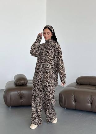 Трикотажный костюм свитшот удлиненный оверсайз с прорезями для пальчиков брюки клеш пальцо комплект леопардовый зебра классический повседневный1 фото