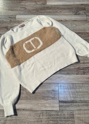 Ідеальний вовняний светр дорогого італійського бренду з великим логотипом