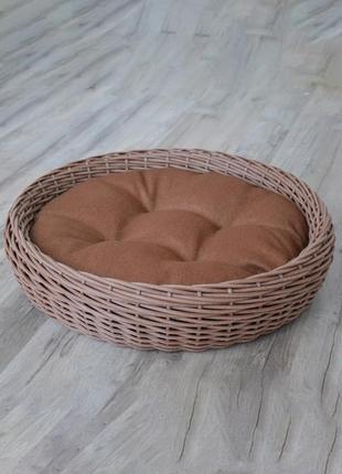 Лежанка (лежак) для кошек и собак из ротанга ручной работы. спальное место чесанный молочный шоколад3 фото